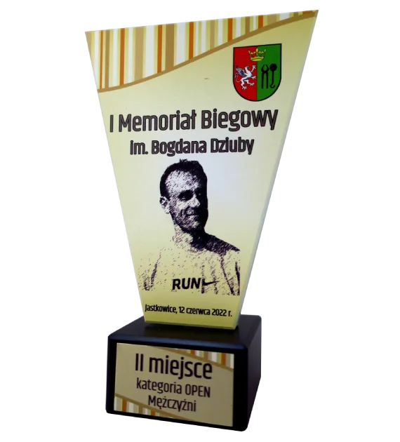 Statuetka-na-I-Memorial-Biegowy-im.-Bogdana-Dziuby-bok.jpg