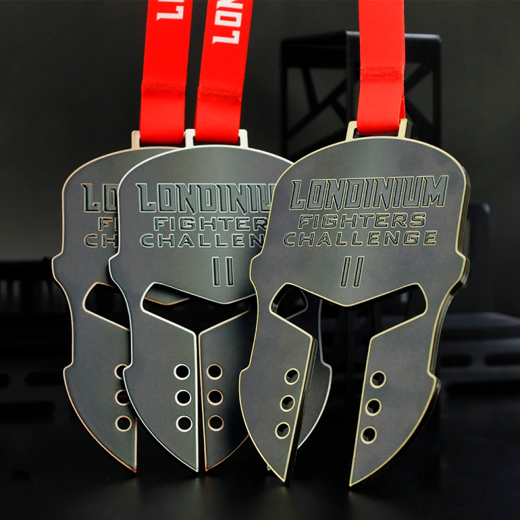 Zestaw-nagrod-skladajacy-sie-ze-statuetki-i-medali-na-Londinium-Fighters-Challenge_medal-4.jpg