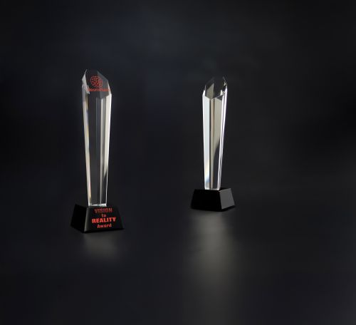 Szklana statuetka na event z eleganckim mlecznym grawerem G003