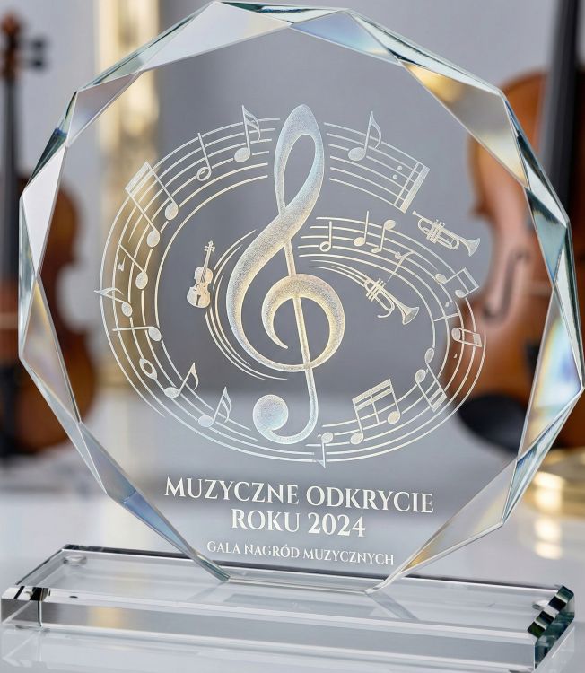 Klasyczne trofeum ze szkła elegancki mleczny grawer bez tła 8061