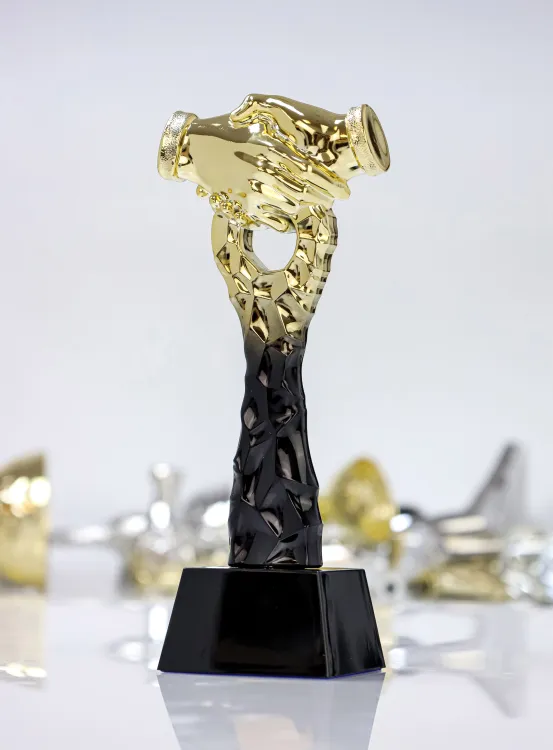 Okazała figurka (26 cm) z motywem uścisku dłoni - A698