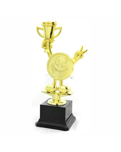 Statuetka Plastikowa Ludzik z Pucharem 4420 | Dla Przedszkolaków