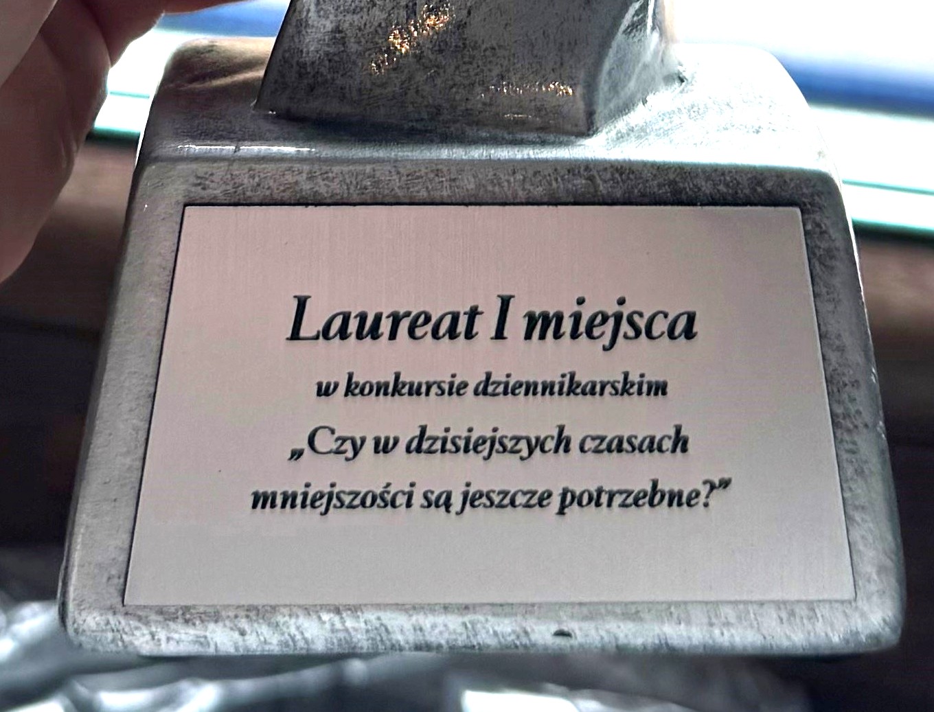 Srebrna statuetka z grawerem
